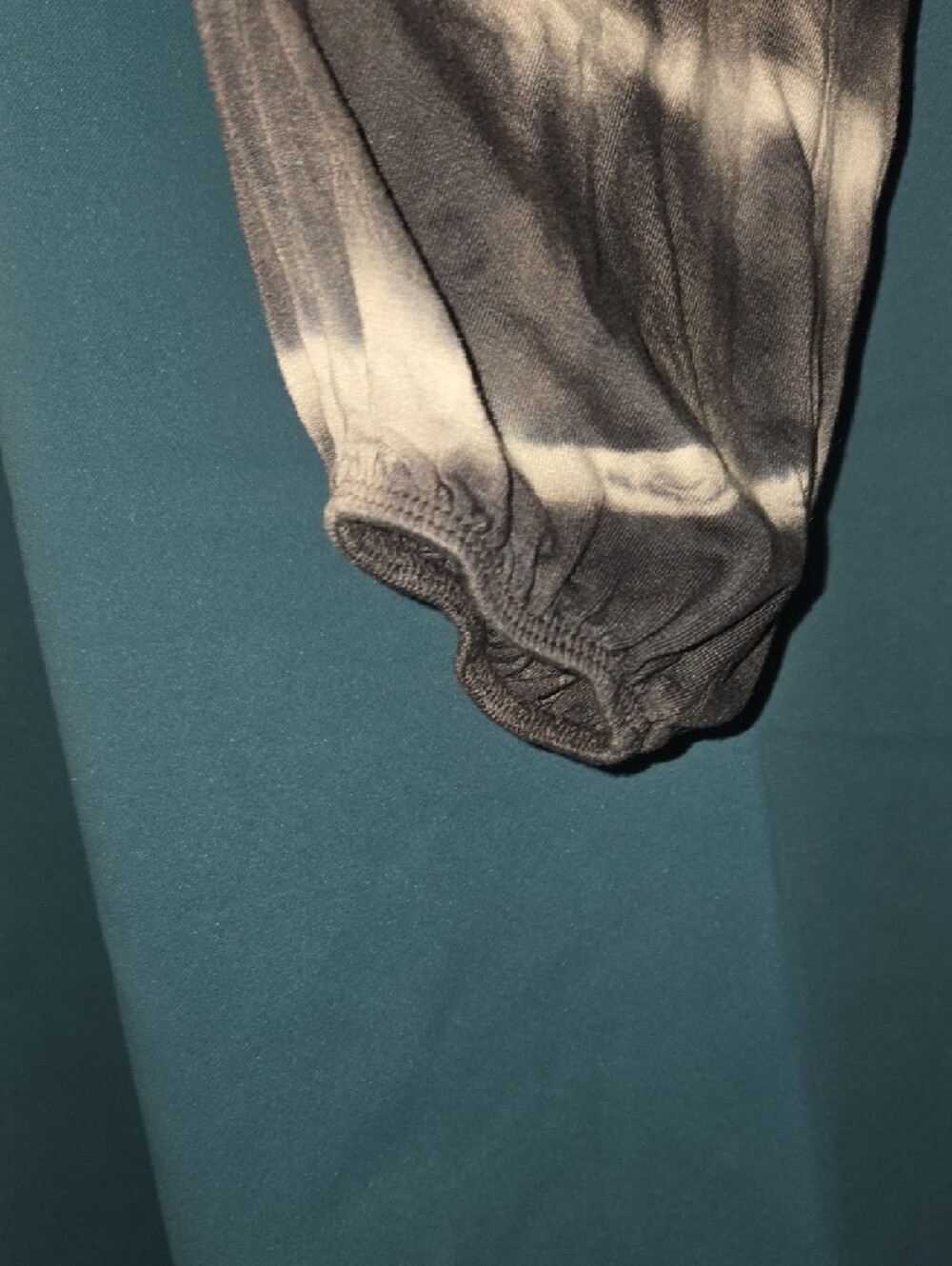 Relaxed Scoop Neck Tie-Dye Tunic in Gray and White - Picture 3 of 3